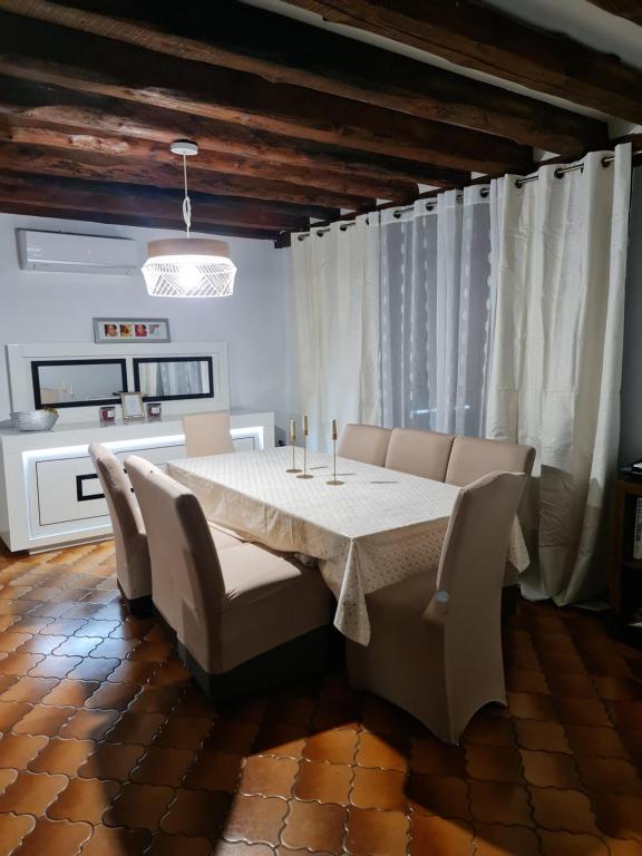 Zdjęcie z galerii obiektu Maison Chaleureuse et Spacieuse avec Jardin - ThePlace2Be w mieście Vernon