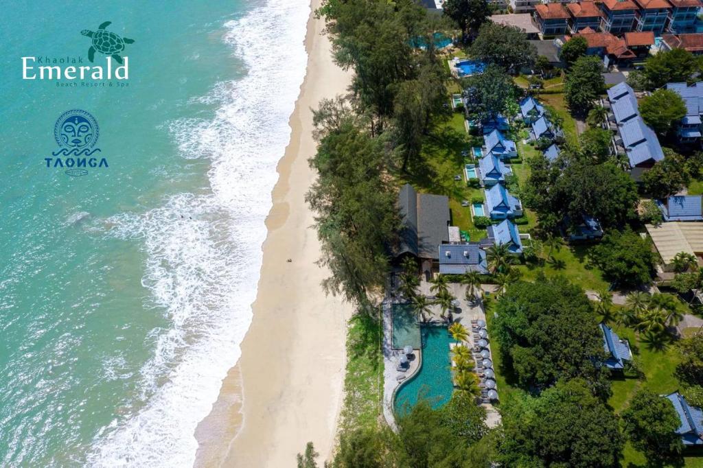una vista aerea sulla spiaggia del resort smeraldo di Khaolak Emerald Surf Beach Resort and Spa a Khao Lak
