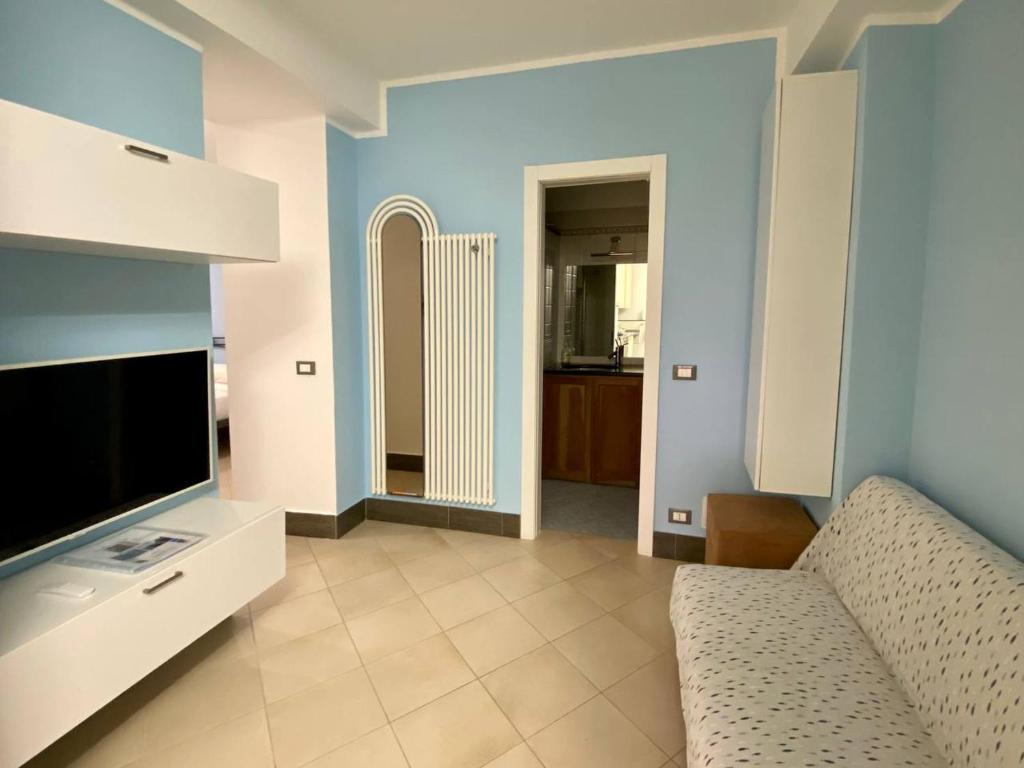 a living room with a couch and a television at La casetta di Monterosso in Monterosso al Mare