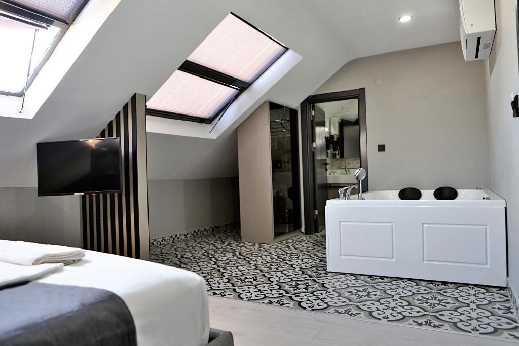 Fly And Stay Airport Hotel - Queen Room With Spa Bath