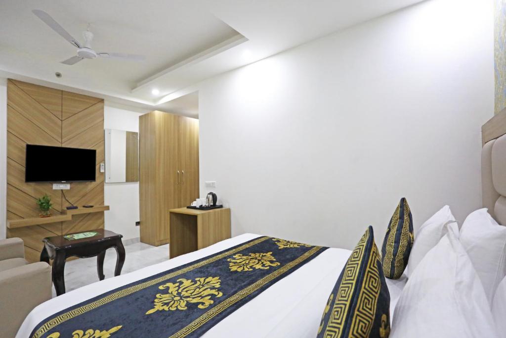 TV a/nebo společenská místnost v ubytování Hotel Decent Suites - Delhi Airport