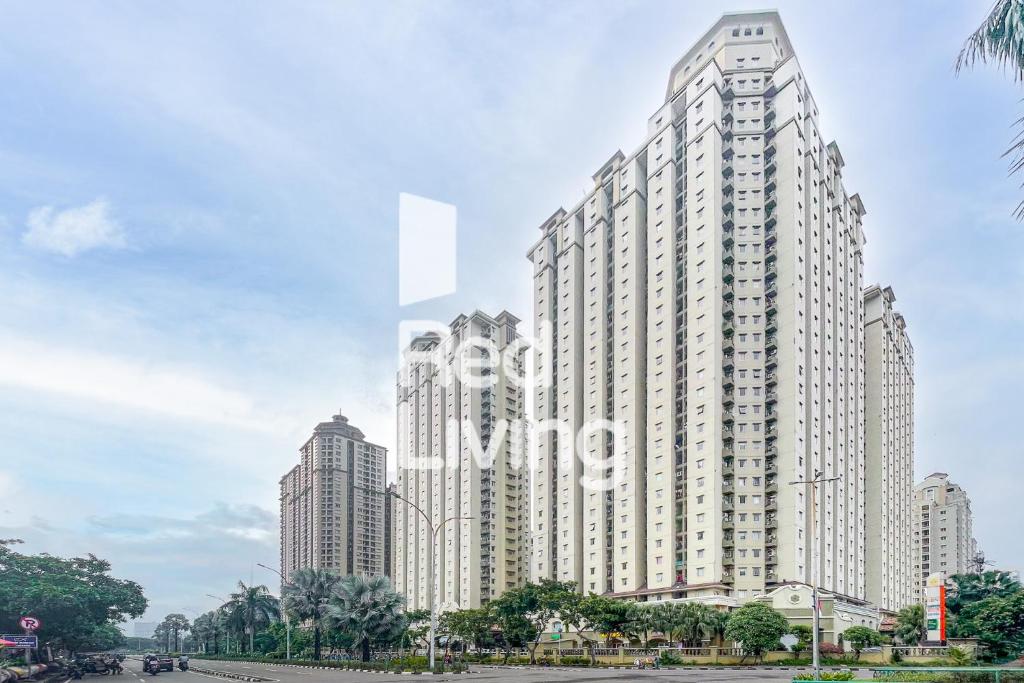 um grande edifício branco com a palavra escritório sobre ele em RedLiving Apartemen Mediterania Palace - Meditrans Property Tower B em Jakarta