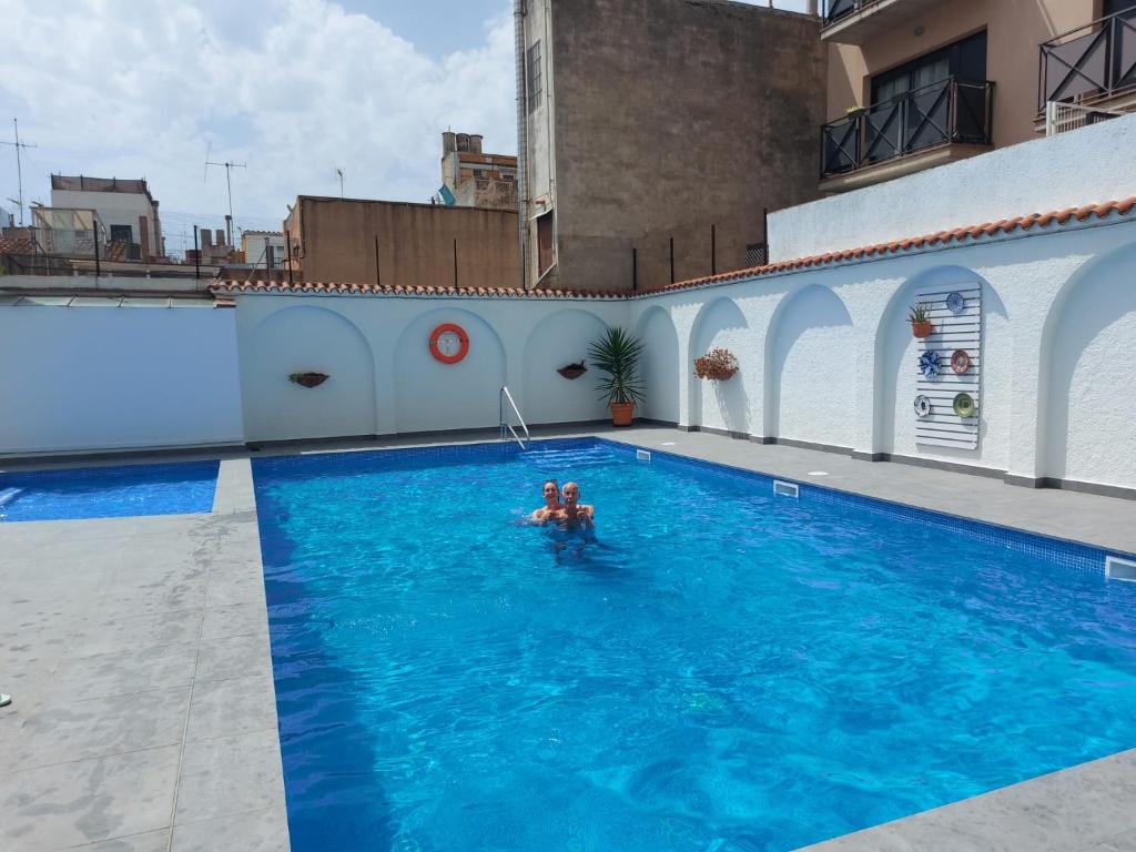 Bazén v ubytování Hotel Mediterrani Express nebo v jeho okolí