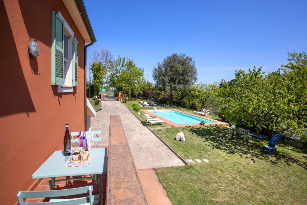 Bazén v ubytovaní Villa LeMarche b&b alebo v jeho blízkosti