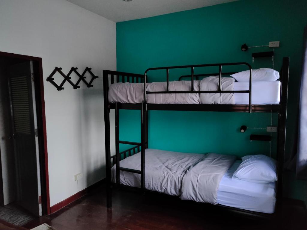 Postel nebo postele na pokoji v ubytování Blue Moon House - A budget hostel for easy travellers