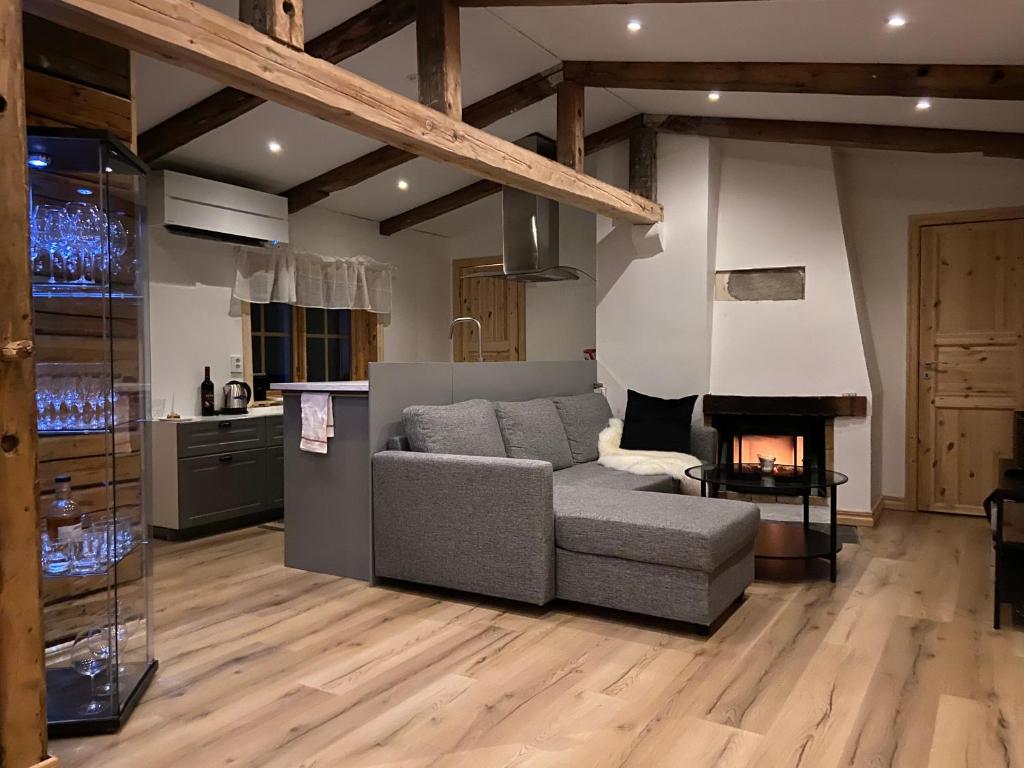 Una sala de estar con un sofá y una chimenea. en Cozy cabin with an amazing view, en Åre