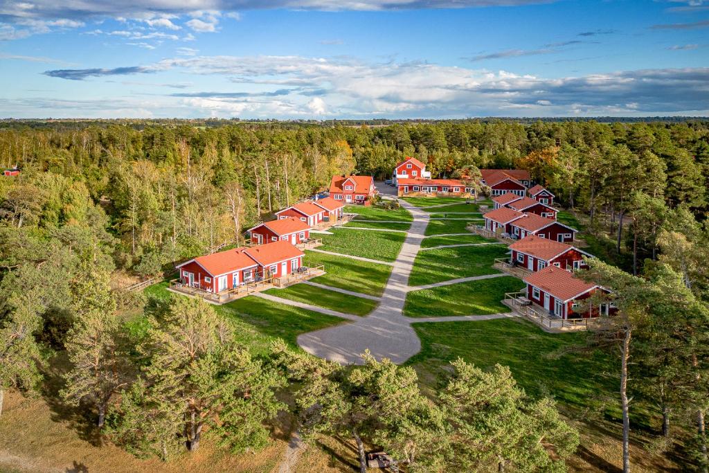 una vista aerea di una fila di case di Stora Frögården a Mörbylånga