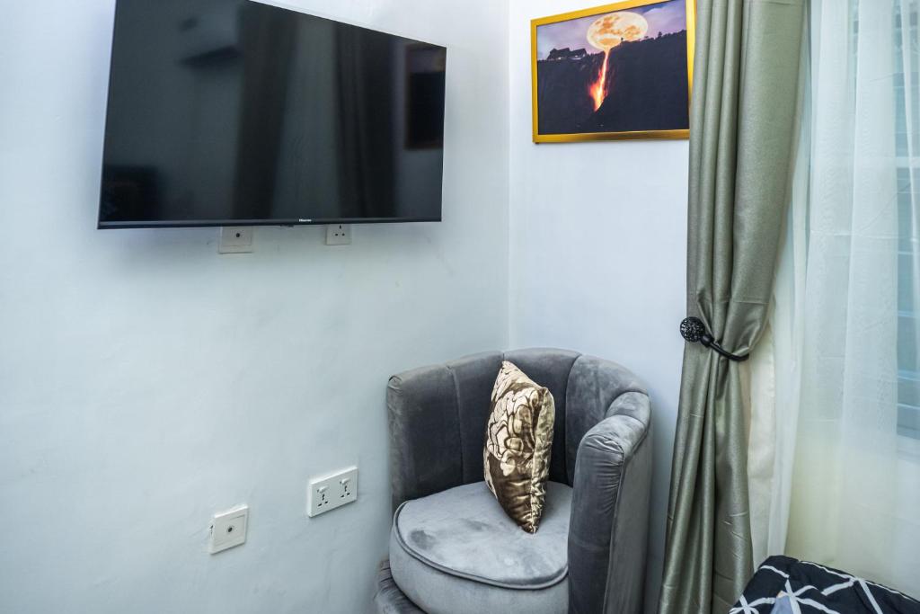 Lakeview 2-Bed-Apt With Amazing Views In Every Direction的电视和/或娱乐中心