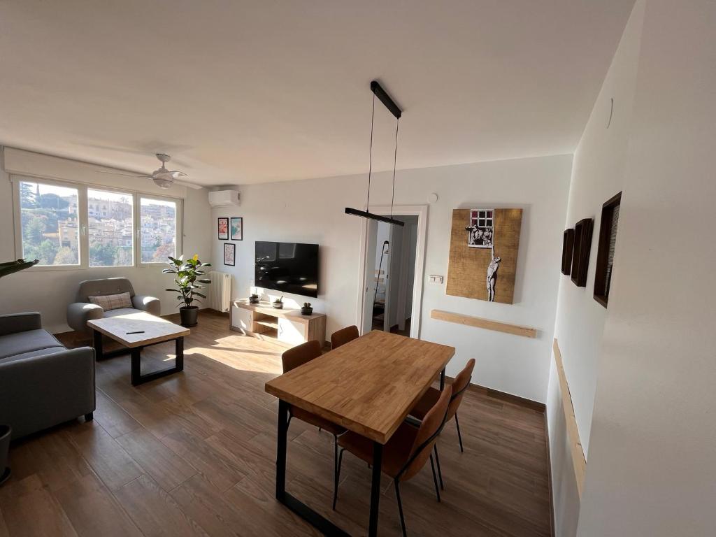 ein Wohnzimmer mit einem Tisch und einem Sofa in der Unterkunft Apartamento en Granada in Granada