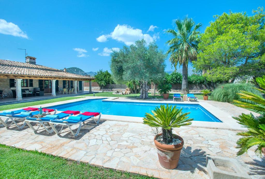 Bazén v ubytování Owl Booking Villa Can Pou - Luxury Holidays in Royal Gardens nebo v jeho okolí