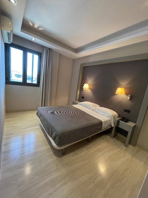 Apartamento con Piscina y Parking, Valencia, Spain - Booking.com