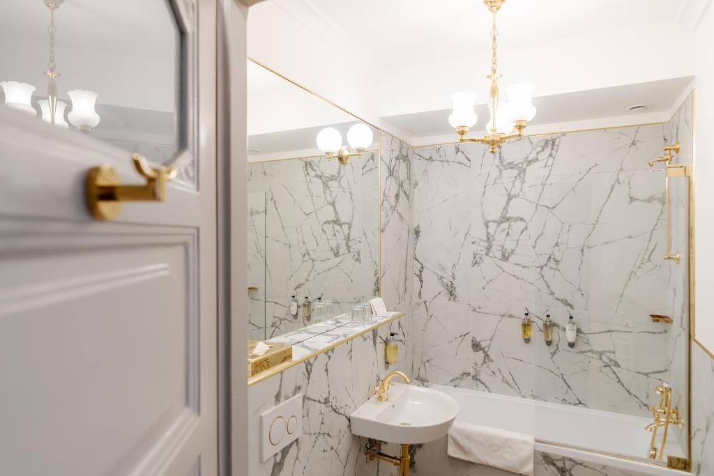 Hotel H15 Francuski Old Town - Destigo Hotels - Resim 34