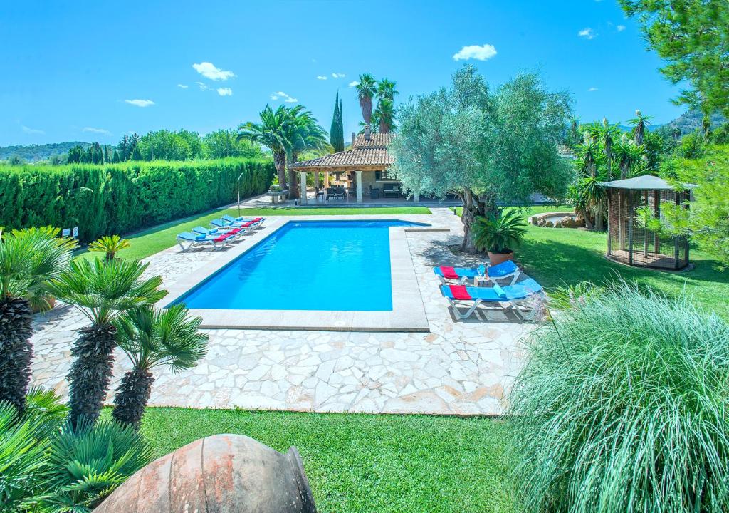 Bazén v ubytování Owl Booking Villa Can Pou - Luxury Holidays in Royal Gardens nebo v jeho okolí