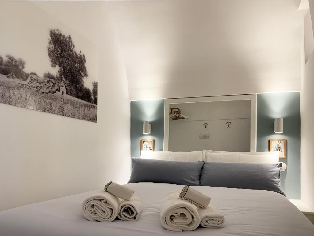 A bed or beds in a room at DOMUS OTIUM OSTUNI - Tiny House