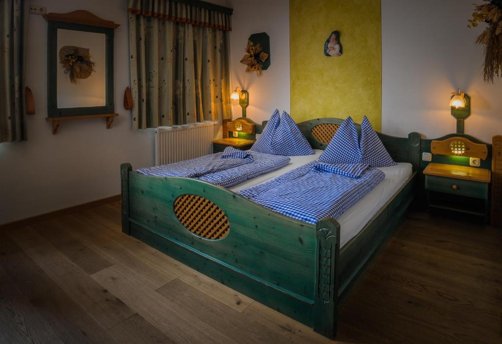 Postel nebo postele na pokoji v ubytování Familienhotel Hochrieß