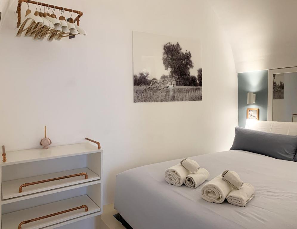 A bed or beds in a room at DOMUS OTIUM OSTUNI - Tiny House