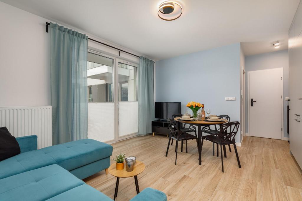 Televízia a/alebo spoločenská miestnosť v ubytovaní Green Square Apartments Świnoujście by Noclegi Renters