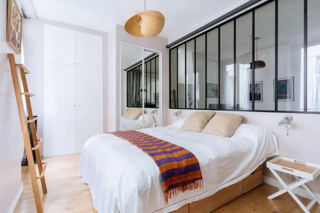מיטה או מיטות בחדר ב-Modern and Cosy Apartment in Paris