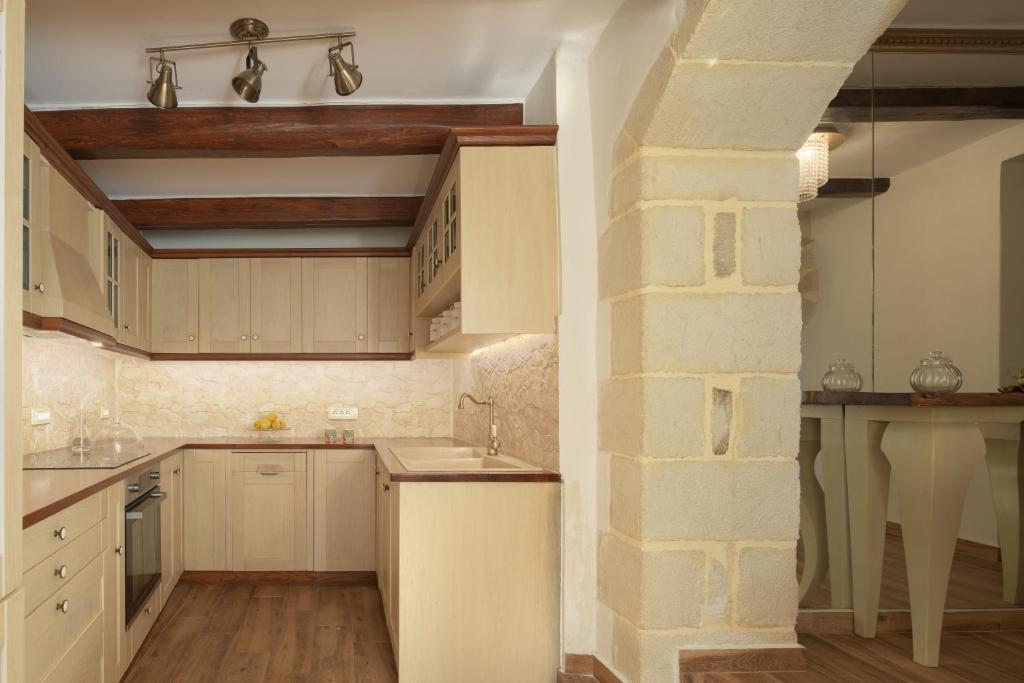 Kuchyň nebo kuchyňský kout v ubytování Nicole Villa, an Enchanted Gem, By ThinkVilla