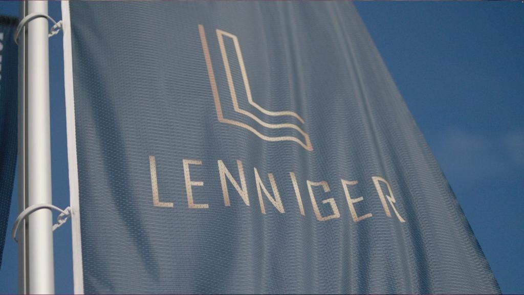 een bord met de naam lemember op de zijkant van een gebouw bij Landgasthaus Lenniger in Büren