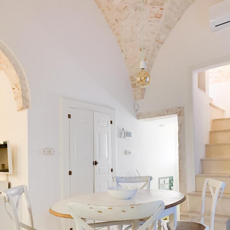 A kitchen or kitchenette at DOMUS OTIUM OSTUNI - Tiny House