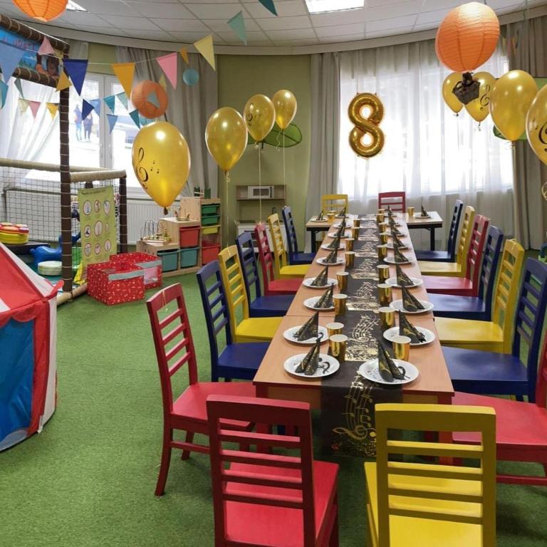 un comedor con una mesa larga y globos en Hotel Benica, en Benešov