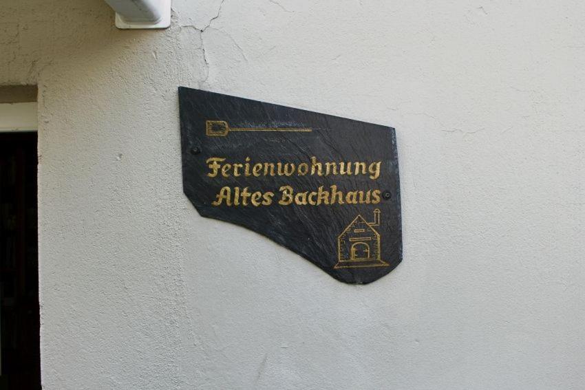 een bord aan de zijkant van een gebouw bij Ferienwohnung Backhaus in Goslar