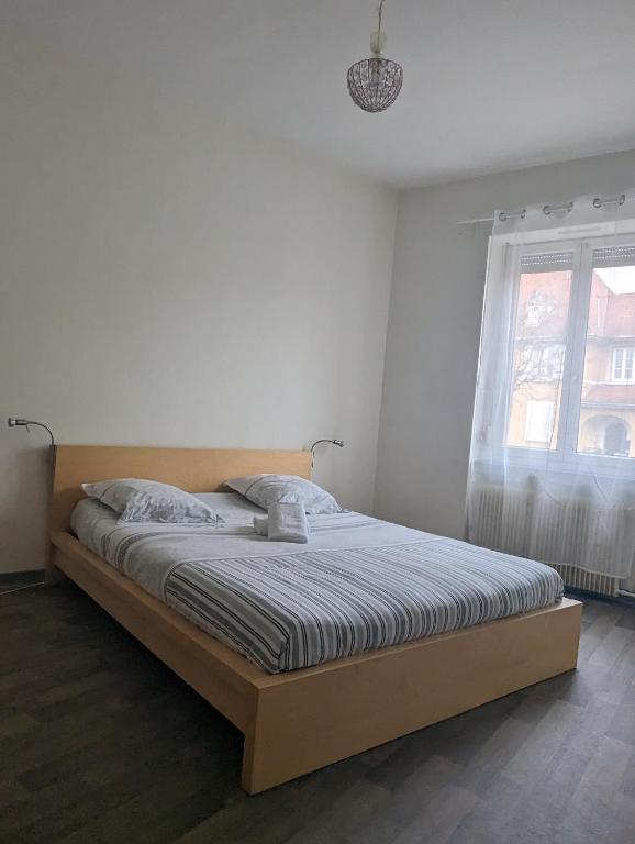 Le Thannois - appartement 2 chambres, salon, cuisine équipée, parking et wifi gratuit - Appartement De Deux Chambres