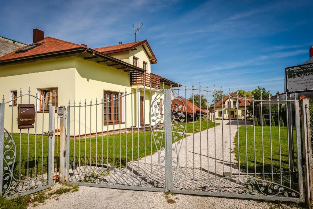 Kotowice的住宿－祖拉斯卡斯托洛卡農家樂，房屋前的大门