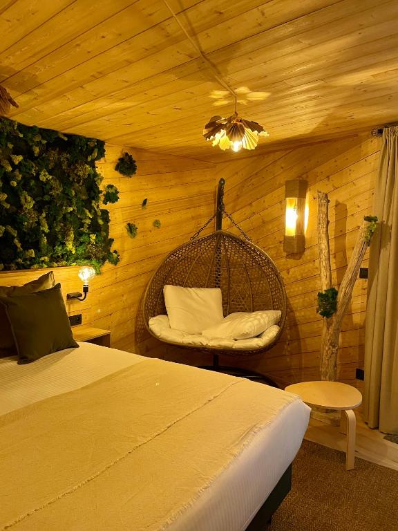 Postel nebo postele na pokoji v ubytování Utopia Village - Art & Nature Lodges