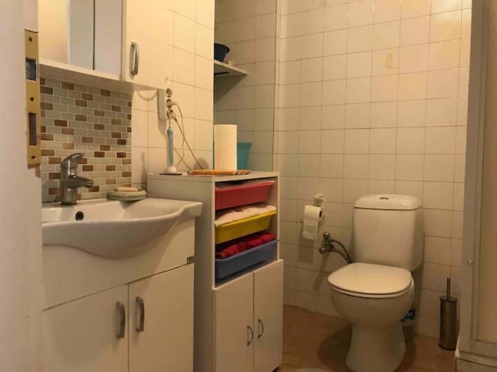 ein kleines Bad mit WC und Waschbecken in der Unterkunft Private Room in Istanbul #21 in Istanbul