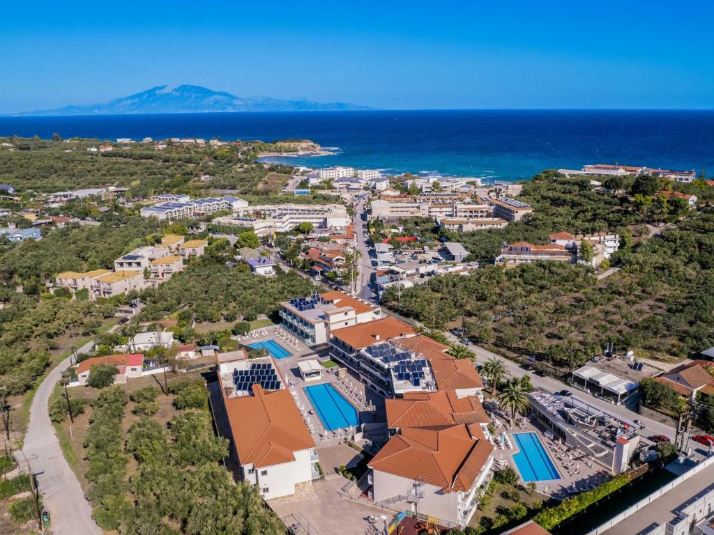 una vista aerea sul resort e sull'oceano di Karras Grande Resort a Tsilivi