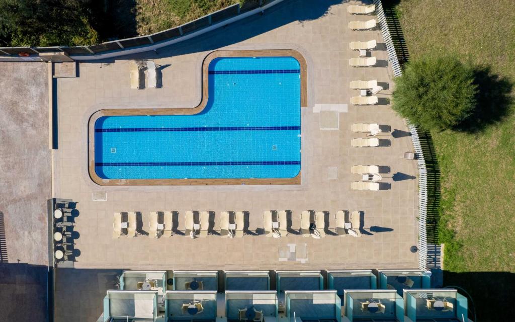Bazén v ubytování Karras Grande Resort nebo v jeho okolí