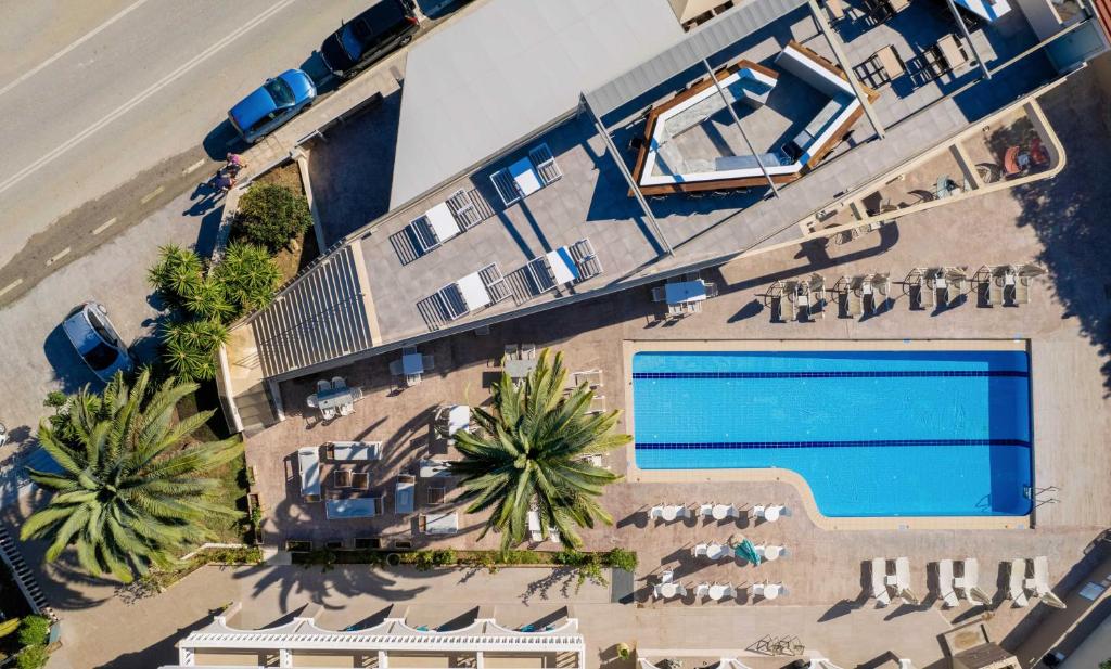 Bazén v ubytování Karras Grande Resort nebo v jeho okolí