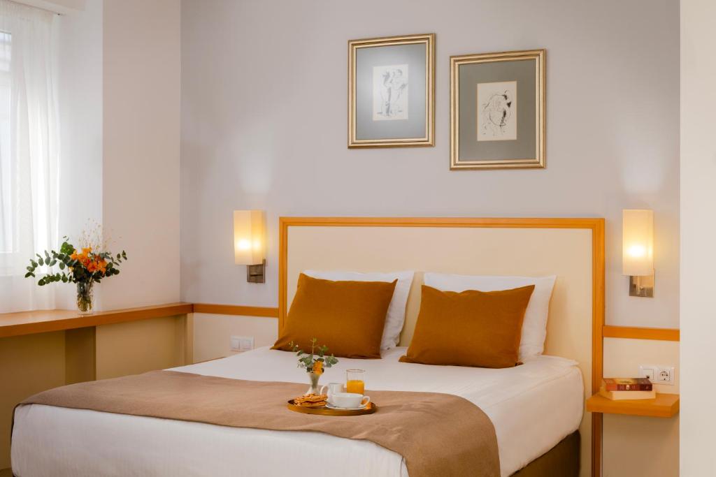 Una habitación de hotel con una cama con una bandeja. en Arte Sofia Hotel, en Sofía