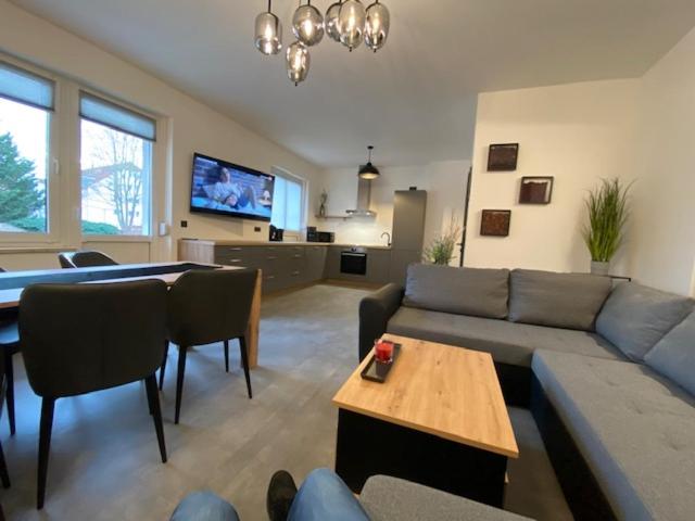 uma sala de estar com um sofá e uma mesa em Ferienhaus Deluxe em Halle an der Saale