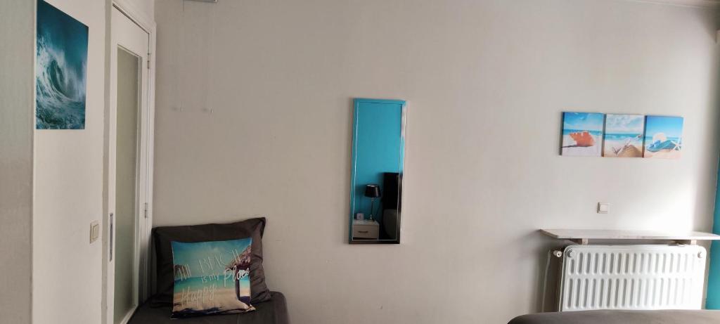 TV a/nebo společenská místnost v ubytování Studio 2/4p avec salle de bain privé