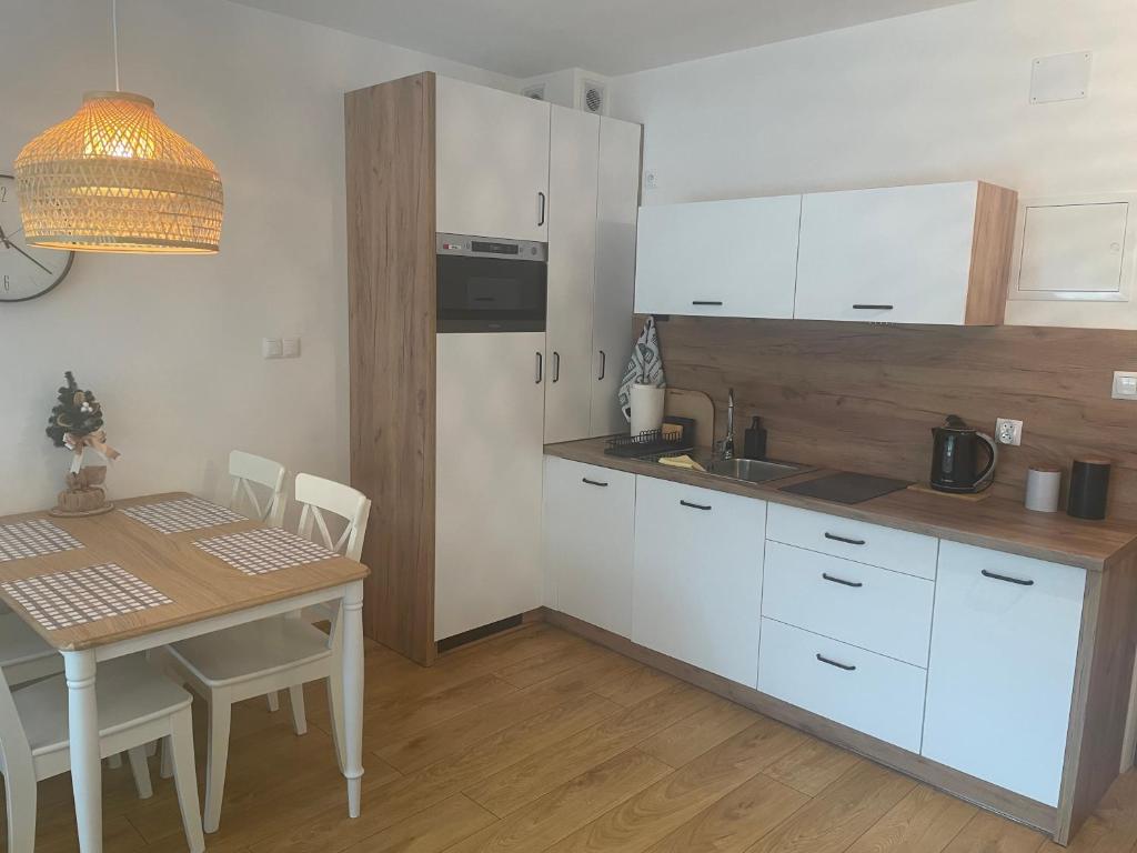 Kuchyňa alebo kuchynka v ubytovaní Apartament Marta na Spokojnej
