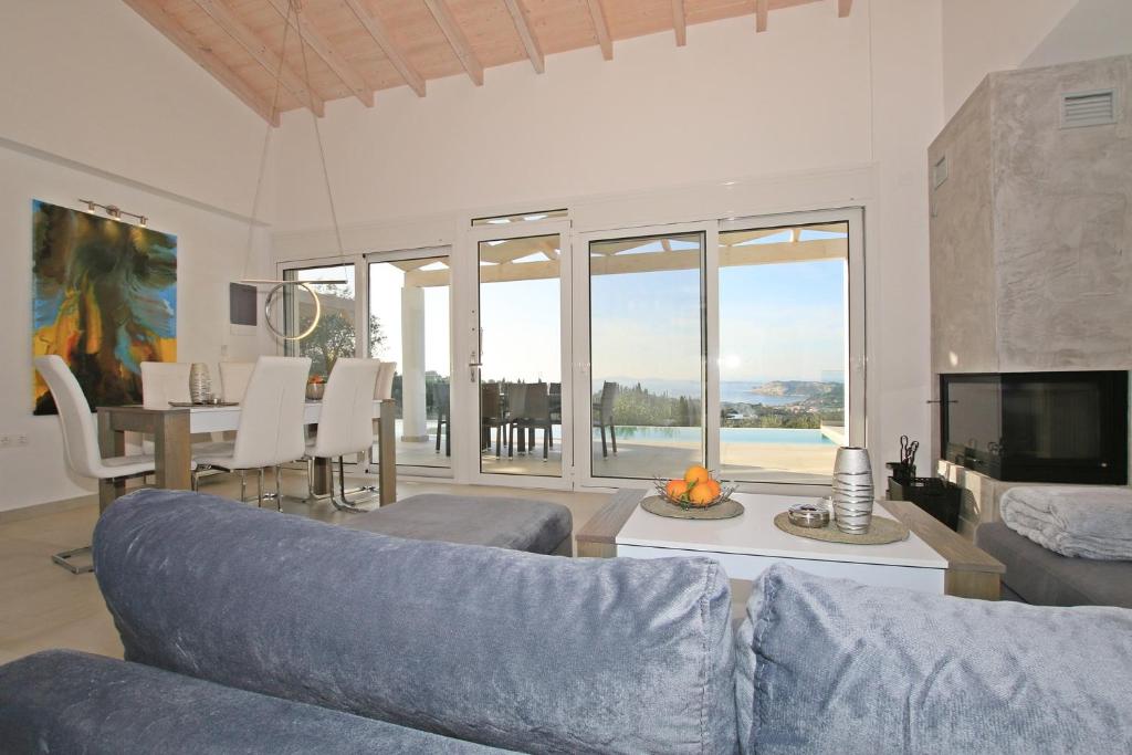 TV a/nebo společenská místnost v ubytování Sunset Sea View Villa 10