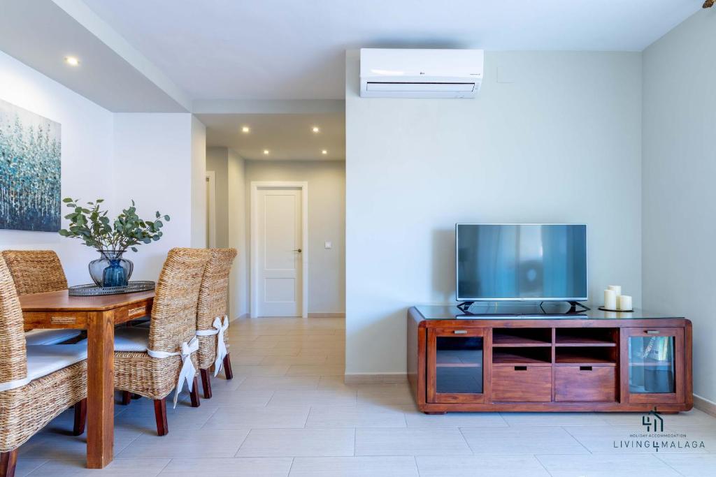 Televízia a/alebo spoločenská miestnosť v ubytovaní Living4Malaga Picasso Deluxe Apartment