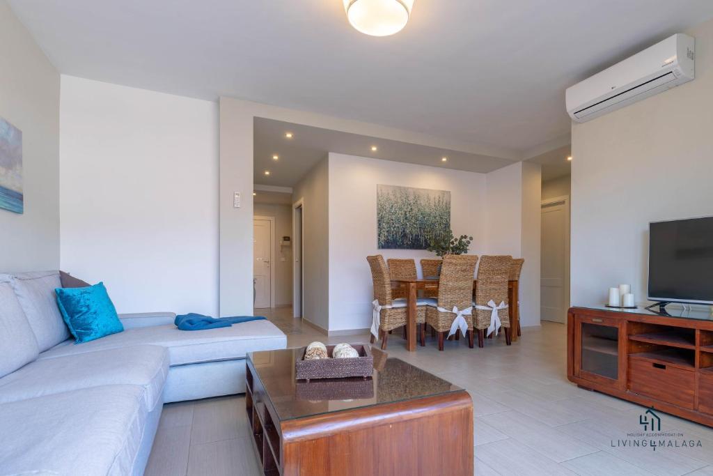 Televízia a/alebo spoločenská miestnosť v ubytovaní Living4Malaga Picasso Deluxe Apartment