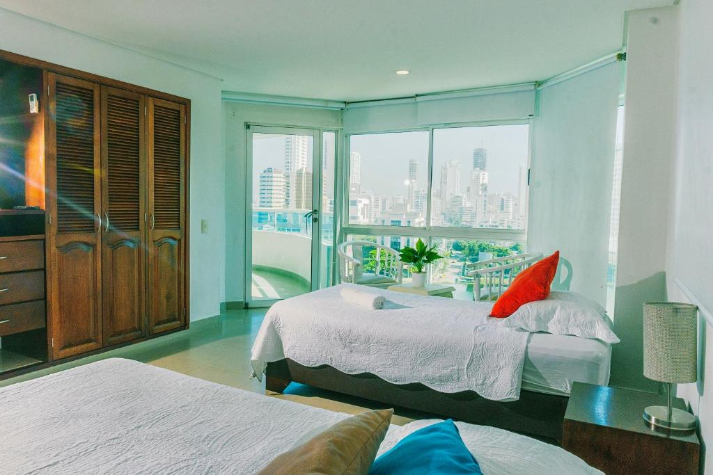 1 dormitorio con 2 camas y ventana grande en Torres del Lago B-2, en Cartagena de Indias