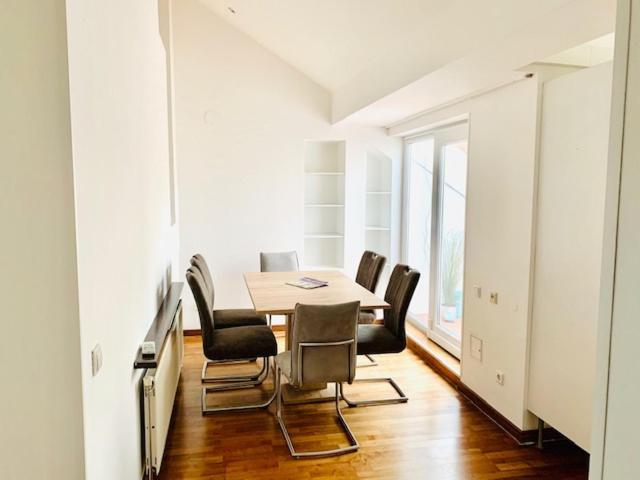 ein Esszimmer mit einem Tisch und Stühlen in der Unterkunft Aurellia Deluxe Apartments in Wien