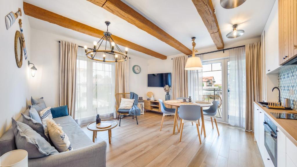Televízia a/alebo spoločenská miestnosť v ubytovaní Apartamenty Sun & Snow Port Krynica przy porcie i promenadzie