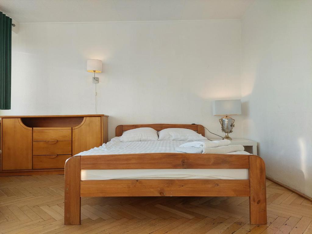 ein Schlafzimmer mit einem Bett und einer Kommode in der Unterkunft Smolna Tower in Warschau