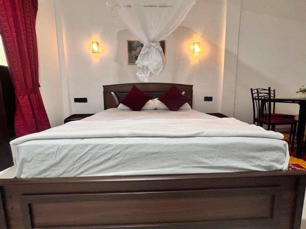 Postel nebo postele na pokoji v ubytování Royal Grand Guest Inn Ella