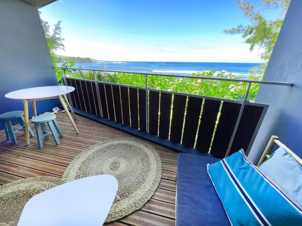 balcón con vistas al océano en Le Pétrel Bleu - Appartement sur la plage des Tortues à Saint-Leu, en Saint-Leu