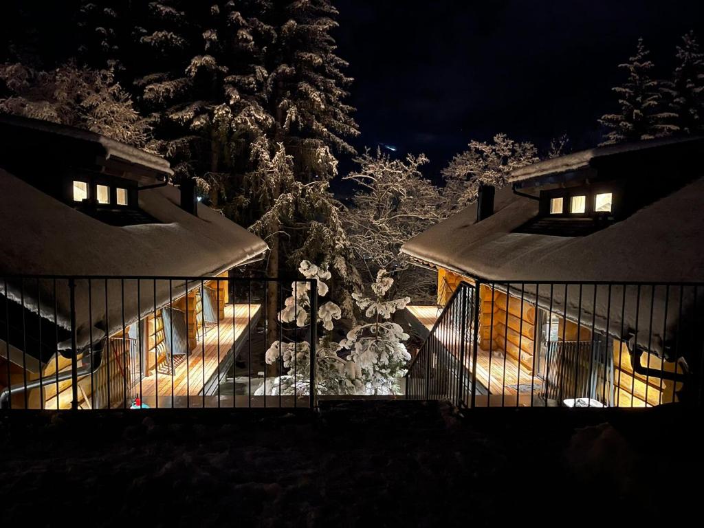 uma casa com uma árvore de Natal na neve em Chalet Deux A em Bad Kleinkirchheim