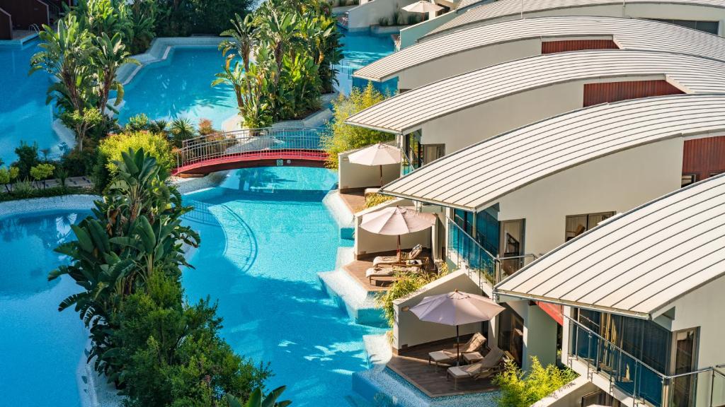 Bazén v ubytování Cornelia Diamond Golf Resort & Spa nebo v jeho okolí