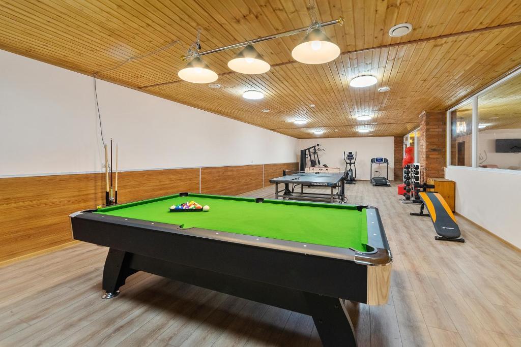 Biliár nebo kulečník v ubytování Zedazeni Hotel
